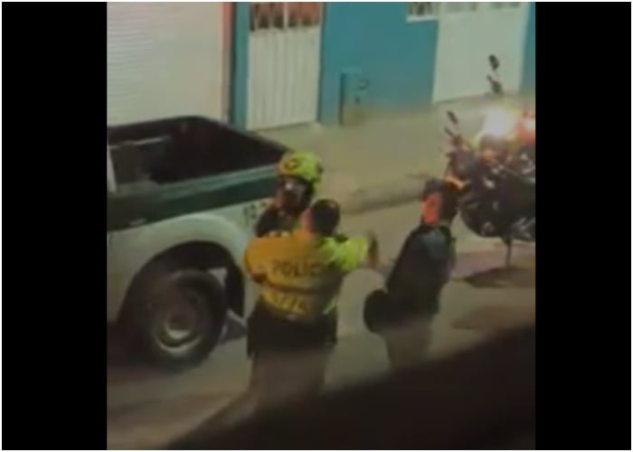VIDEO: A punta de cachetadas Policía impone comparendos