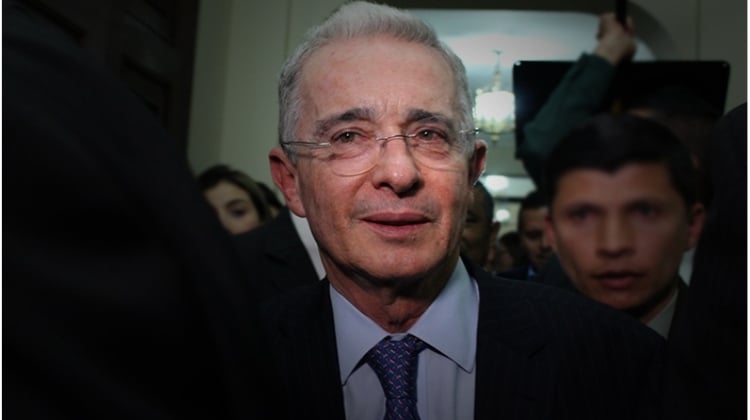 El mar de incoherencias que envuelven a Álvaro Uribe