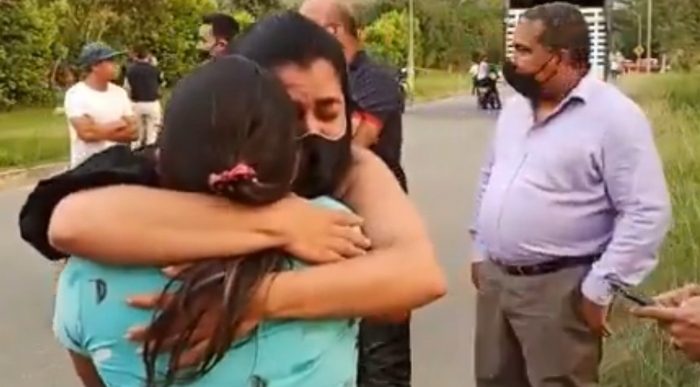  - El emocionante abrazo entre la hermana de Juliana y la mamá del soldado que la mató