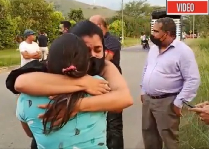 El emocionante abrazo entre la hermana de Juliana y la mamá del soldado que la mató