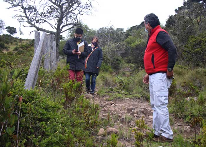 Durante el recorrido un ingeniero demarca el terreno con un GPS para dejar fijado el número de hectáreas entregadas en el acta final. Foto: María Fernanda Padilla Quevedo - El ultimátum con el que las Farc entregaron sus fincas en el Sumapaz