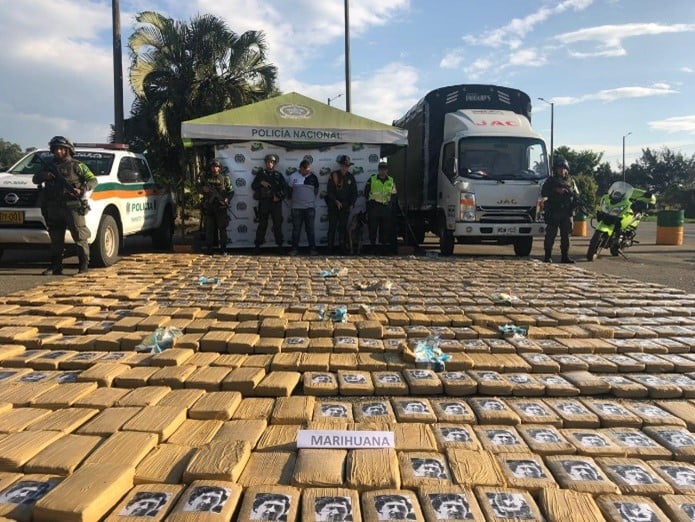 En 2019, se halló en el departamento de Cauca, Colombia, un gran número de paquetes de marihuana con el rostro de Pablo Escobar impreso. (Fuente: Policía de Cauca) - Trump, Bolsonaro y Messi convertidos en las drogas más fuertes del mercado