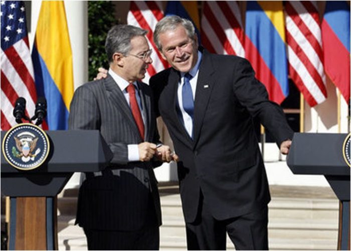  - La pose servil de Uribe cuando está al lado de un presidente gringo