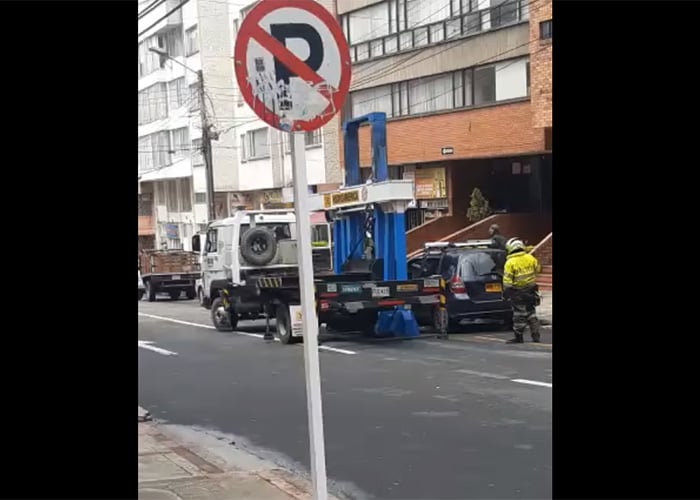 [VIDEO] El nuevo juguete de la Policía de Tránsito para inmovilizar carros en Bogotá
