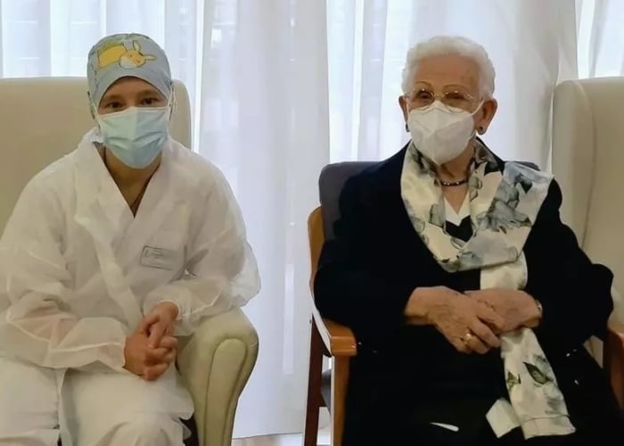 Anciana de 96 años es la primera persona vacunada contra la COVID-19 en España