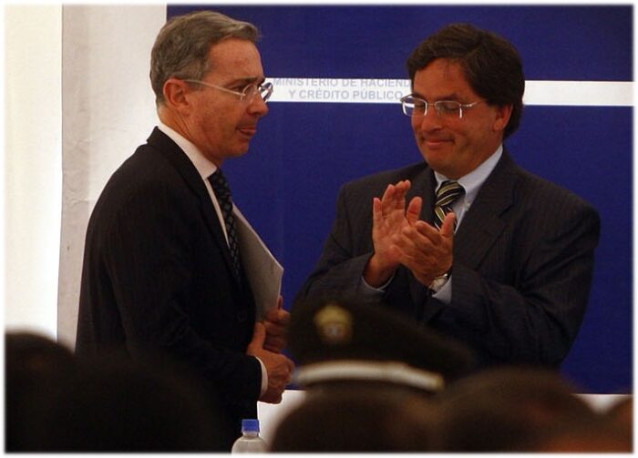  - La lavada de manos de Uribe con la reforma tributaria