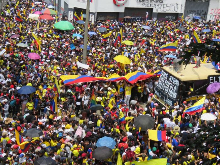  - Los caleños le quitaron la bandera de Colombia al uribismo