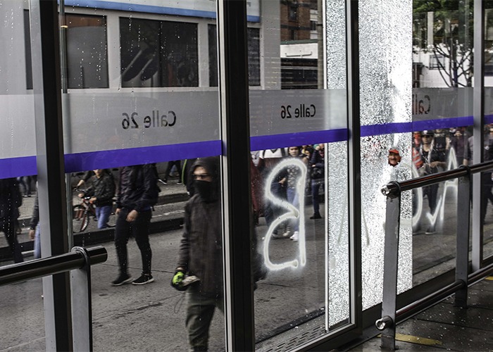 Foto de la estación Calle 26 con vidrios rotos y grafiteada - Hasta seis meses tendrían que esperar los bogotanos para ver Transmilenio totalmente reparado