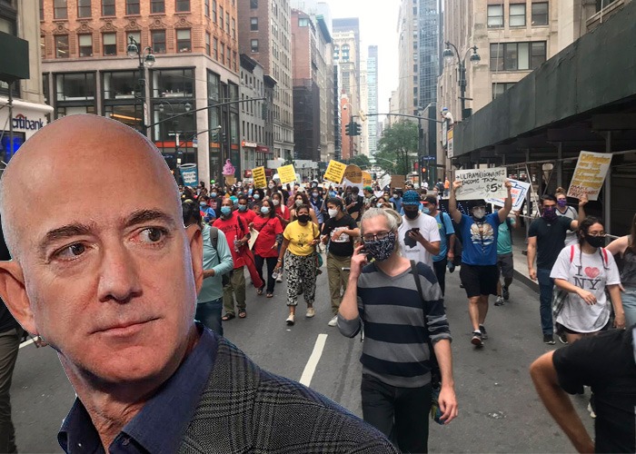 Millonarios protestan frente a la casa de Jeff Bezos exigiendo un impuesto para grandes patrimonios en EE.UU