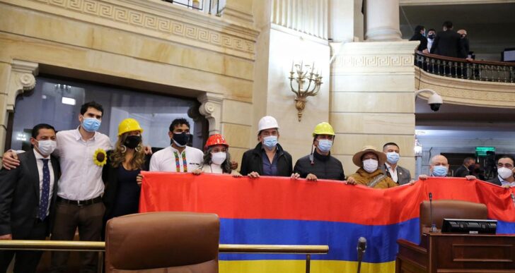  - Con cascos y banderas al revés, congresistas de la oposición llevaron la protesta al capitolio