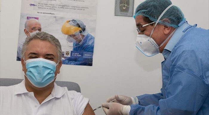  - El ministro de Salud, Fernando Ruiz, se puso la bata de médico para vacunar a Duque