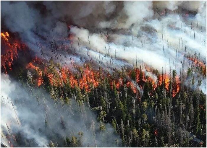  - Bomberos en lucha “cuerpo a cuerpo” contra incendio en isla de Grecia