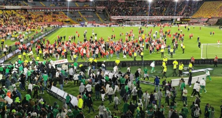  - El vergonzoso fútbol colombiano: brutal agresión de hinchas del Nacional a los de Santa Fe