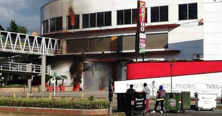  - Protestantes de la UDEC incendian centro comercial en Fusagasugá