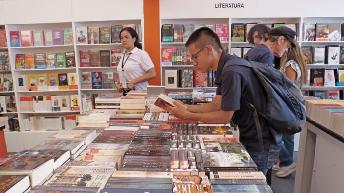 Caminando Por La Feria Del Libro, Cali 2022