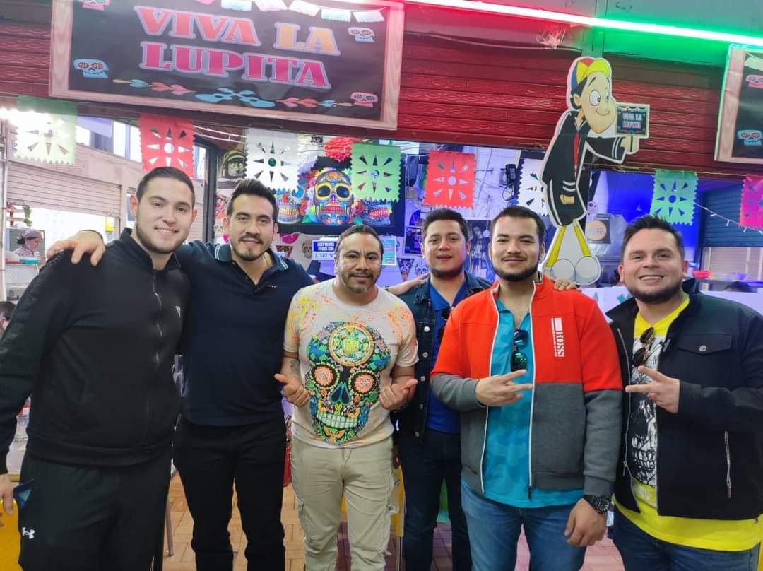  - El locutor mexicano que hace historia vendiendo tacos en la Plaza de Mercado de Paloquemao