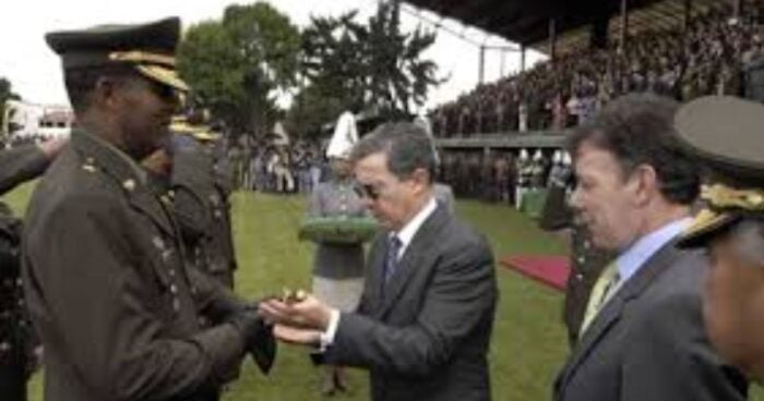 Luis Alberto Moore con el expresidente Álvaro Uribe y el también expresidente entonces ministro de Defensa Juan Manuel Santos - Colombia ya tuvo un general afro