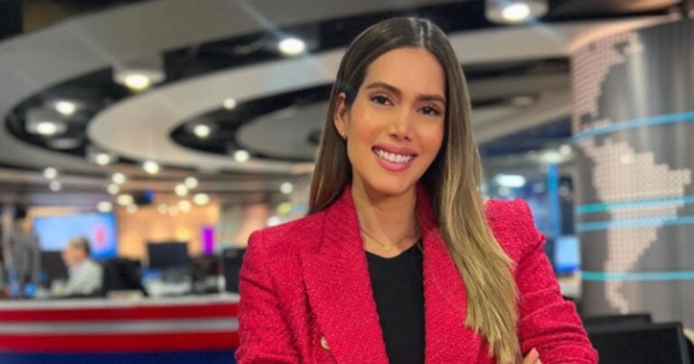 Nueva presentadora Noticias Caracol - La despampanante periodista que llegó a Noticias Caracol para competirle a Marina Granziera