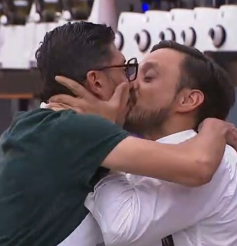 beso entre Juan Pablo Barragán y Jairo Ordóñez en MasterChef Celebrity, Canal RCN - MasterChef: El romántico beso entre Juan Pablo Barragan y Jairo Ordoñez