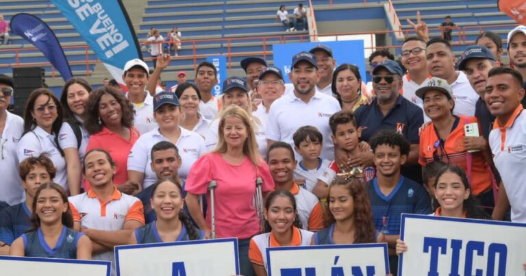  - Gobernadora entregó las renovadas cancha de fútbol y pista atlética de la U. del Atlántico sede norte