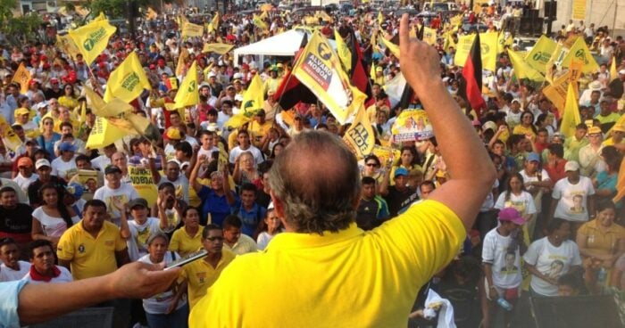 Álvaro Noboa, padre de Daniel Noboa, en uno de sus intentos de ser presidente de Ecuador - Daniel Noboa, el heredero de un gran emporio bananero, es el nuevo presidente de Ecuador