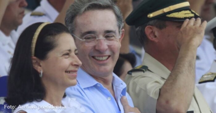 Álvaro Uribe y Lina Moreno - Por qué Uribe tuvo que entregar a campesinos un pequeño lote de su hacienda El Uberrimo