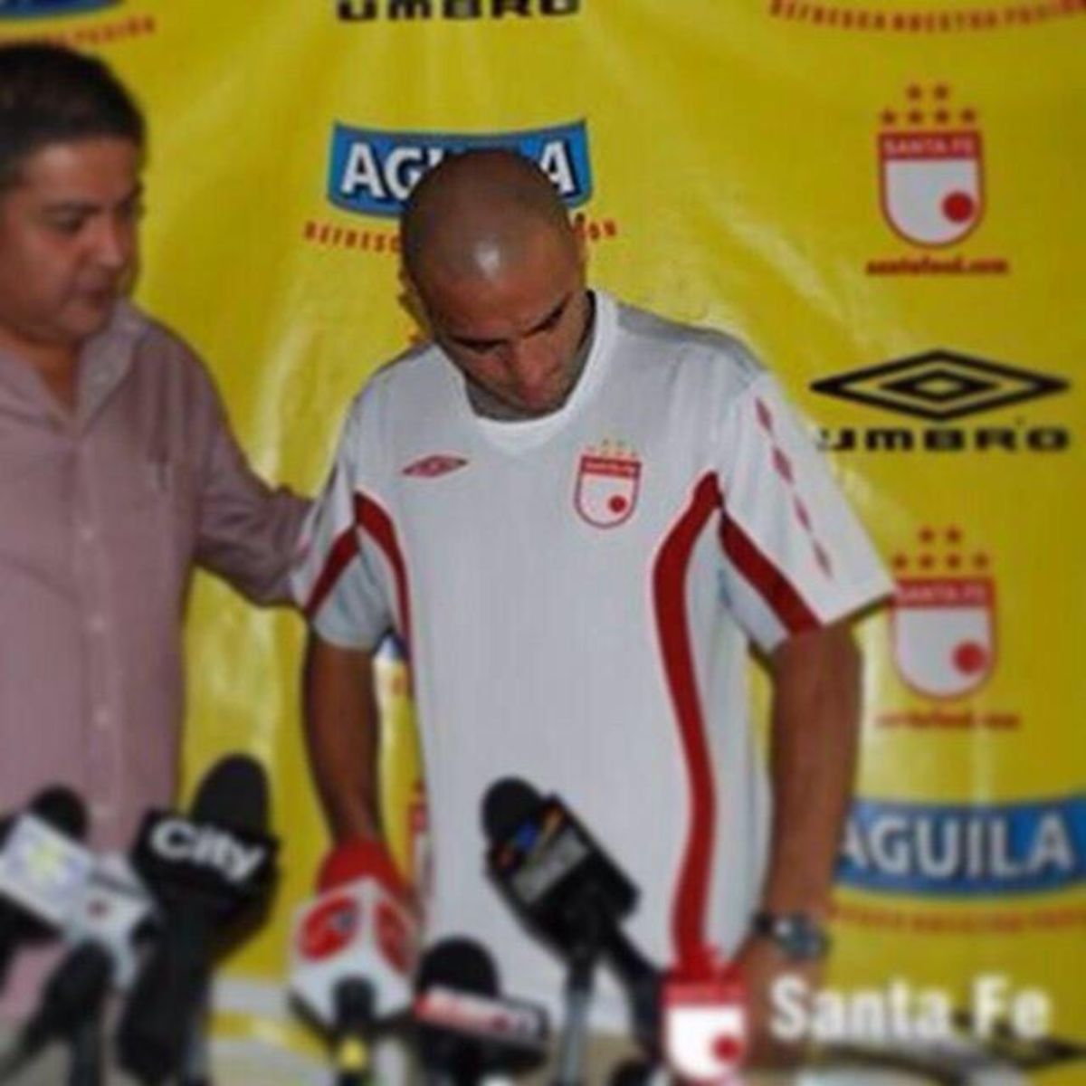 Presentación Omar Pérez Independiente Santa Fe 2009 - Omar Pérez, el ídolo de Santa Fe que colgó los guayos para prender la parrilla con un exitoso restaurante