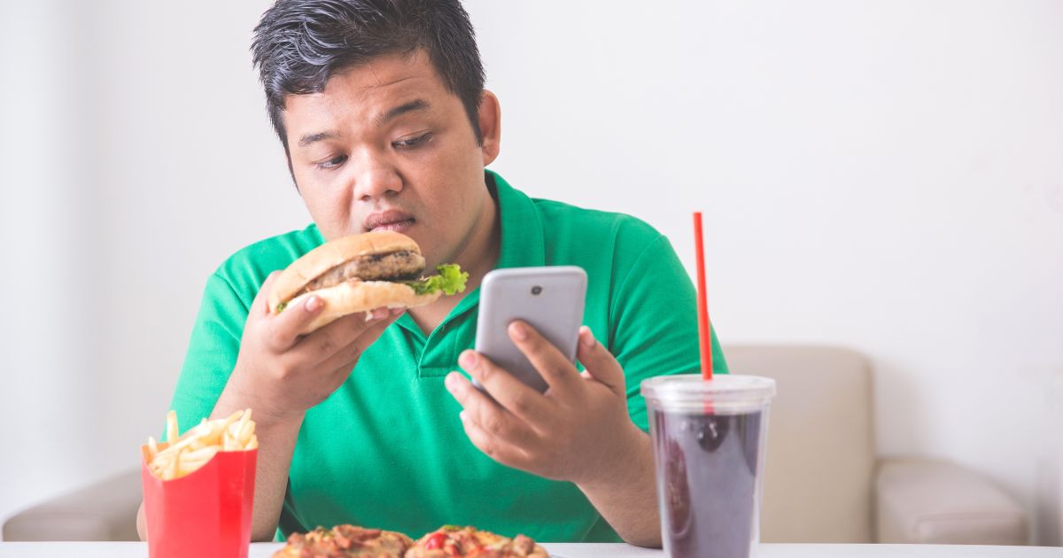 Comer viendo el celular - ¿Comer viendo el celular es malo para su salud? Esto dicen los expertos