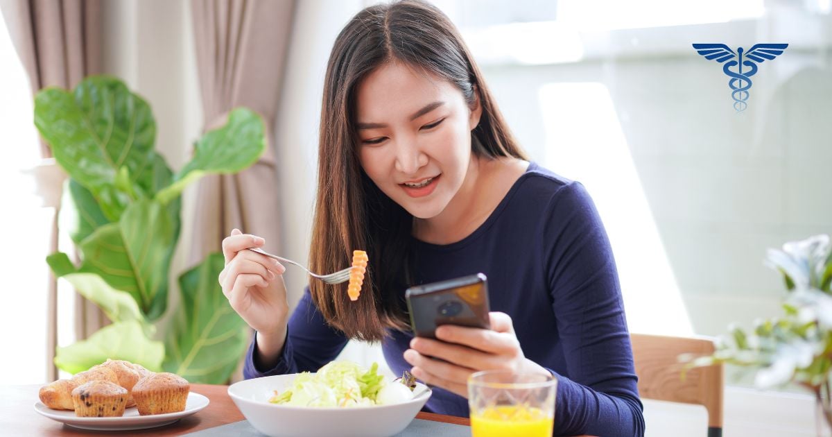 ¿Comer viendo el celular es malo para su salud? Esto dicen los expertos
