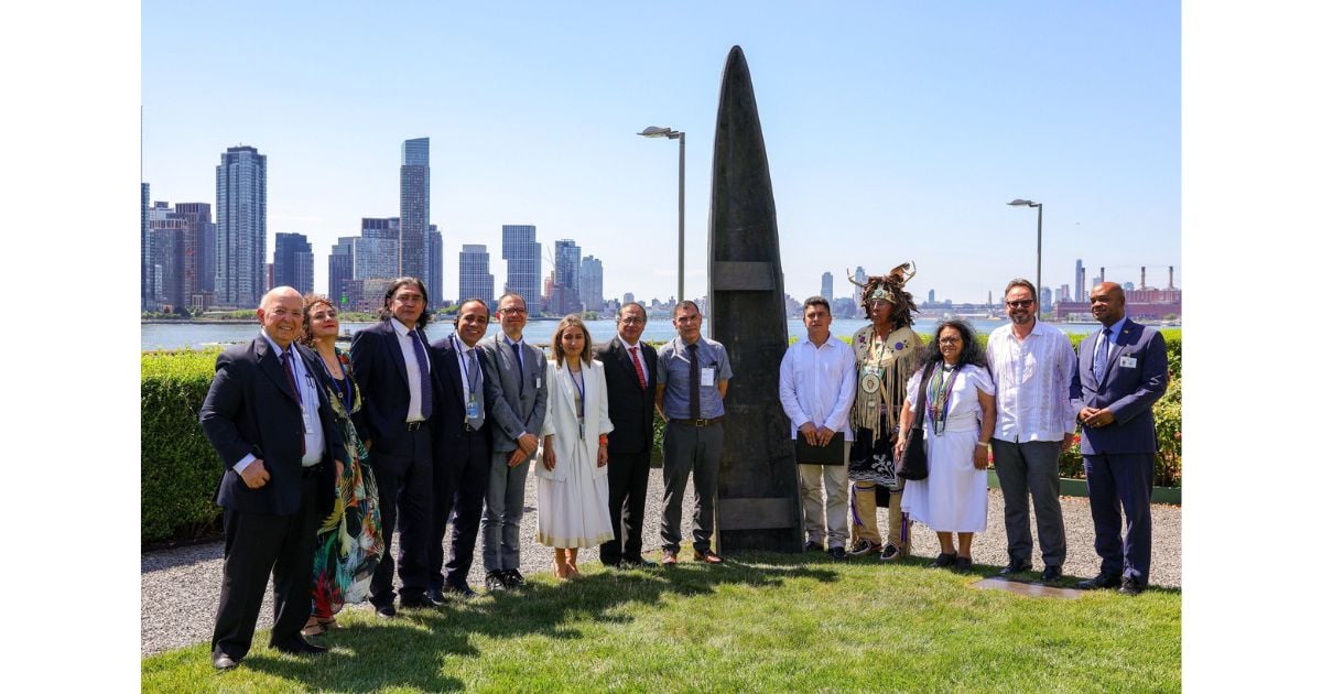 La historia de la canoa hecha con balas de las Farc, el monumento inaugurado por Petro en la ONU