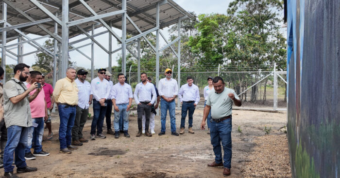 En estas comunidades solo tenían energía eléctrica cuatro días del mes, ahora con 544 paneles solares y luz 24/7 se montaron en proyectos agrícolas y turísticos - Los tres alejados resguardos indígenas del Guainía que dejaron de vivir a oscuras