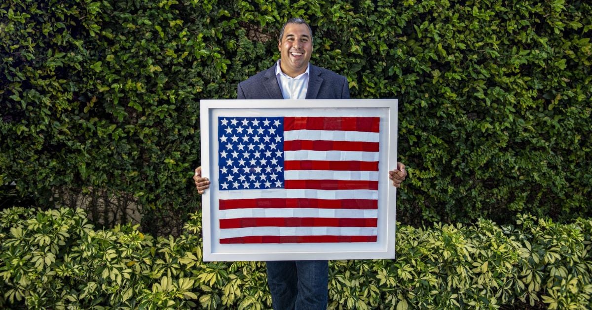 El artista colombiano que triunfa en EE UU realizará una presentación de su colección “American Flags”