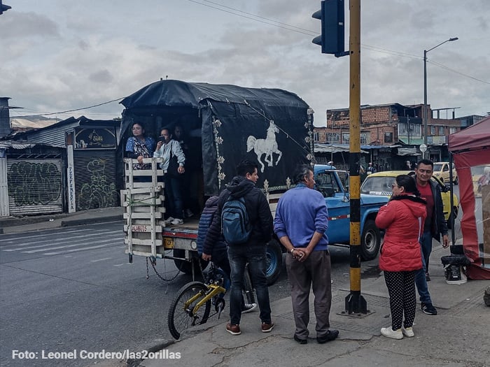 Caminantes subiendo en camión durante el Paro Camionero  - Paro Camionero: así es el día a día (Galería)