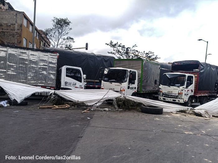 Furgones bloqueando las vías en San Carlos en el paro camionero   - Paro Camionero: así es el día a día (Galería)