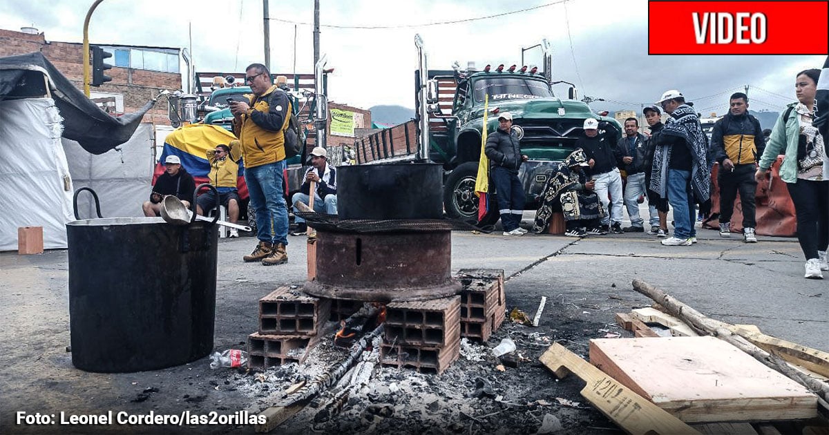 Furgones atravesados, fogatas y ollas comunitarias: así es como los camioneros tienen bloqueada a Bogotá