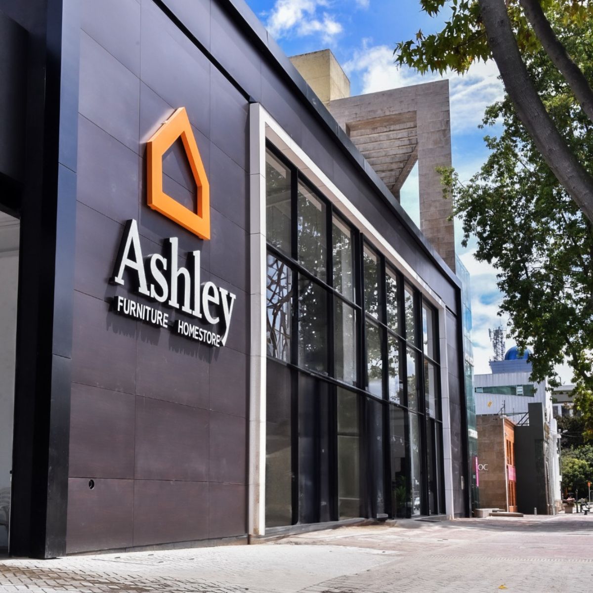 Ashley Furniture abre megatienda en Bogotá, la primera de mucha de su expansión en Colombia - La popular marca gringa que llegó a Bogotá con una megatienda y quiere desbancar a Homecenter e Ikea