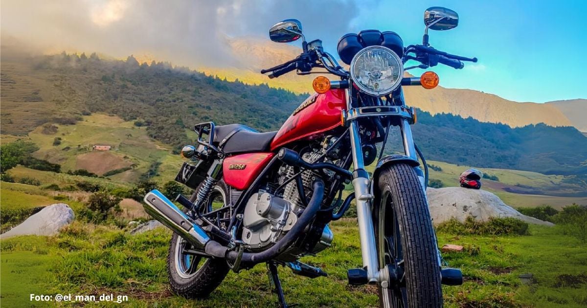 Esta es la GN125 de Suzuki, una de las motos más vendidas de agosto