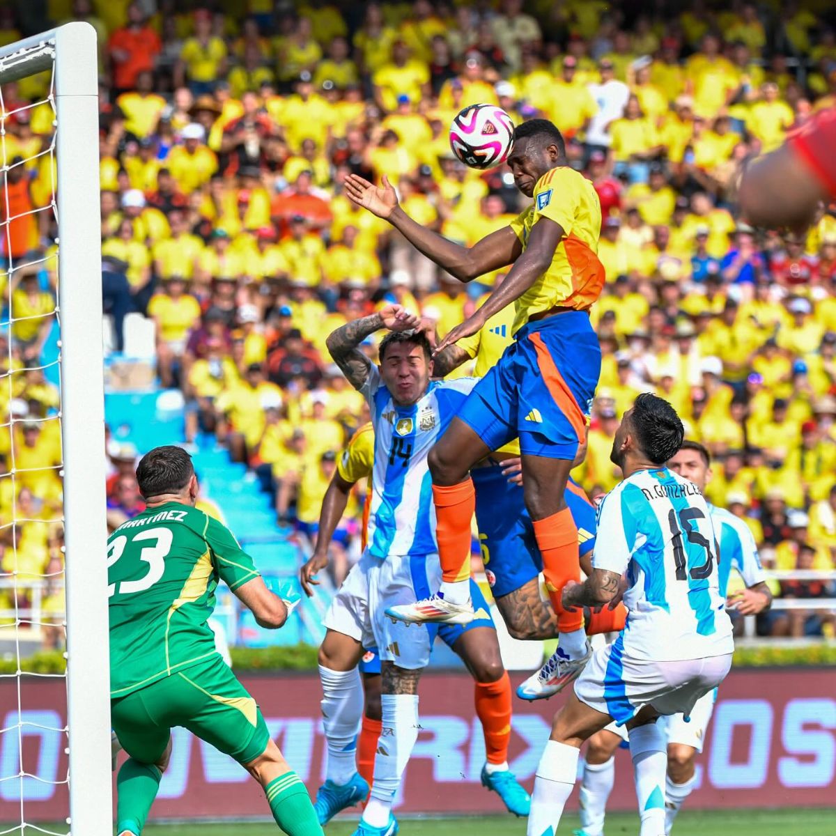 Yerson Mosquera selección Colombia - Yerson Mosquera y la lesión que prende las alarmas de Néstor Lorenzo y la selección Colombia