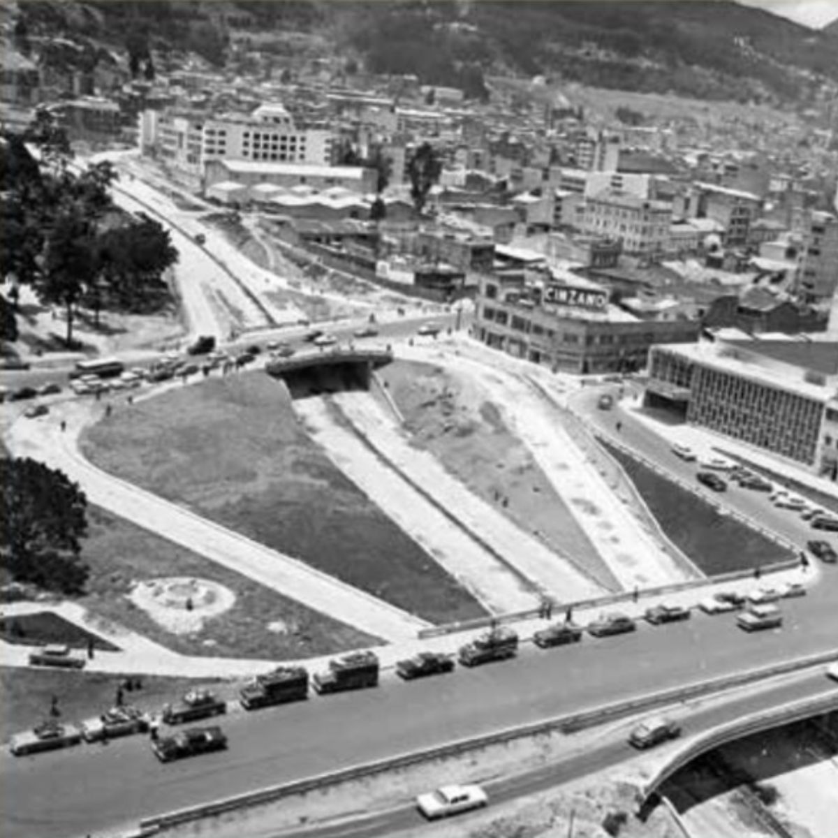 Construcción Calle 26 - Parque Centenario, el magnífico parque en el centro de Bogotá que fue destruido para hacer la Calle 26