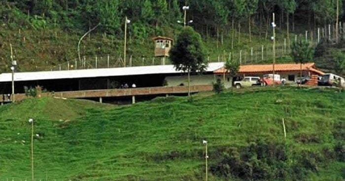 La catedral dirigida por Homero Rodríguez - El papá de alias Zeus, un pesado militar que se torció cuando dirigía la cárcel de Escobar