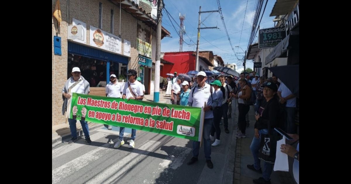 Maestros marchan por 'Churrasco' en la salud, pero se encuentran con un 'chasco' de salud