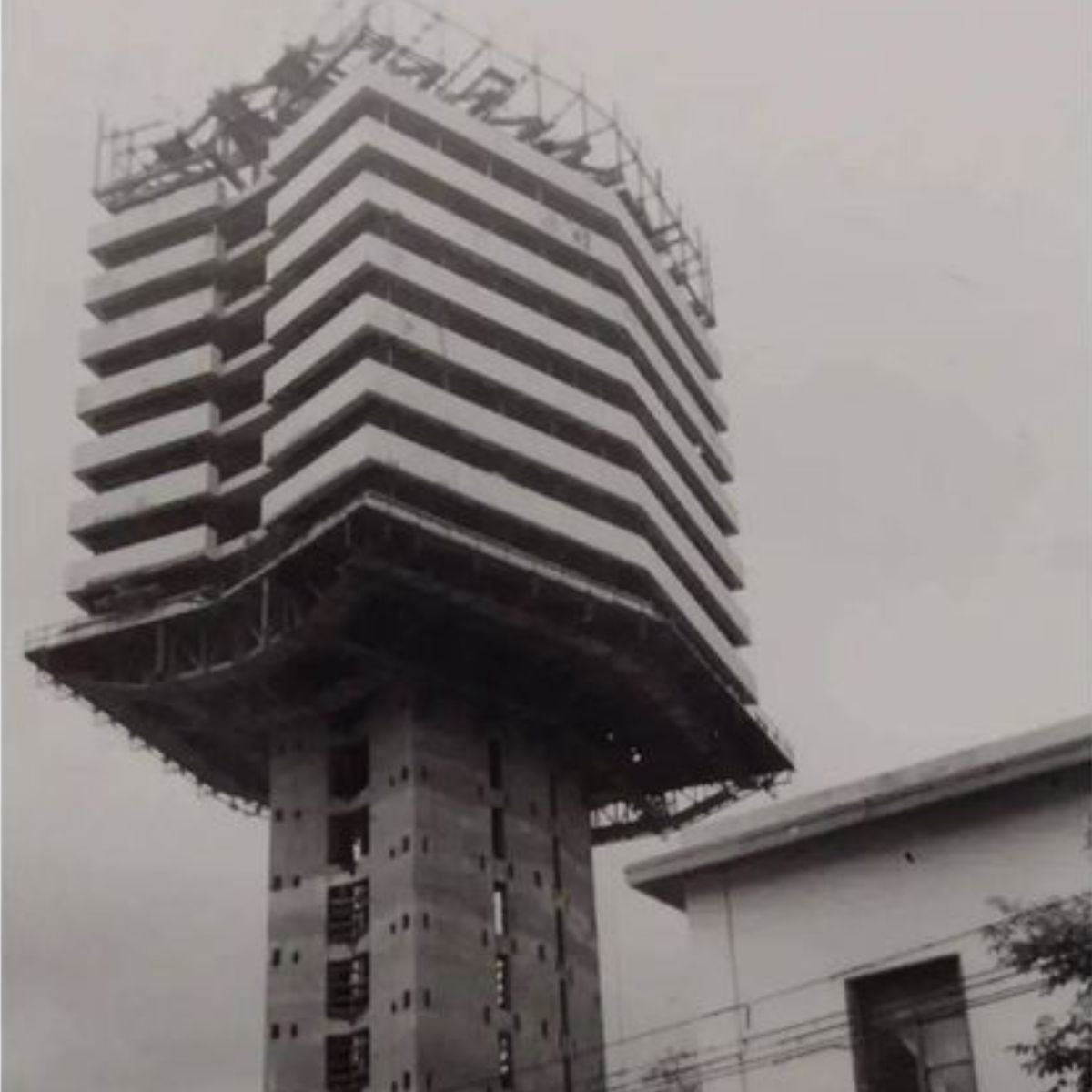 Edificio UGI Edificio que se construyó al revés - El arquitecto boyacense que levantó el Edificio UGI, el 'rascacielos' bogotano que se construyó al revés