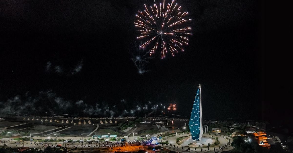 faro de Puerto Colombia - Así es como el faro de Puerto Colombia se vistió de navidad convirtiéndose en un árbol gigante