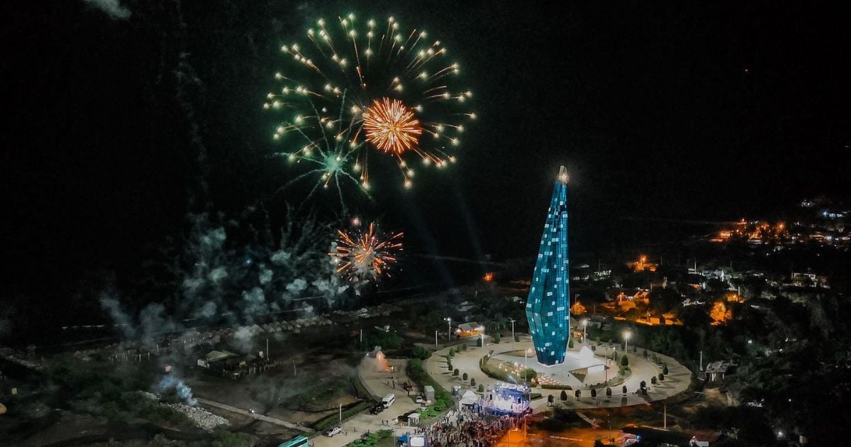 Así es como el faro de Puerto Colombia se vistió de navidad convirtiéndose en un árbol gigante