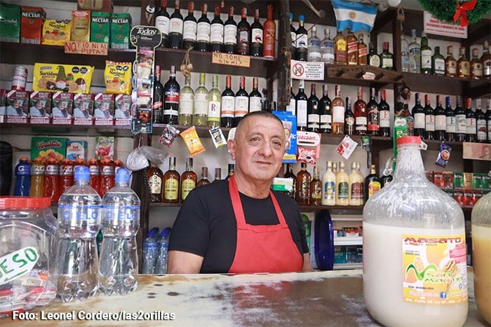 Tienda de barrio - Esta es tienda de barrio más antigua de Bogotá: 422 años de fundada y le da pelea a D1 y ARA