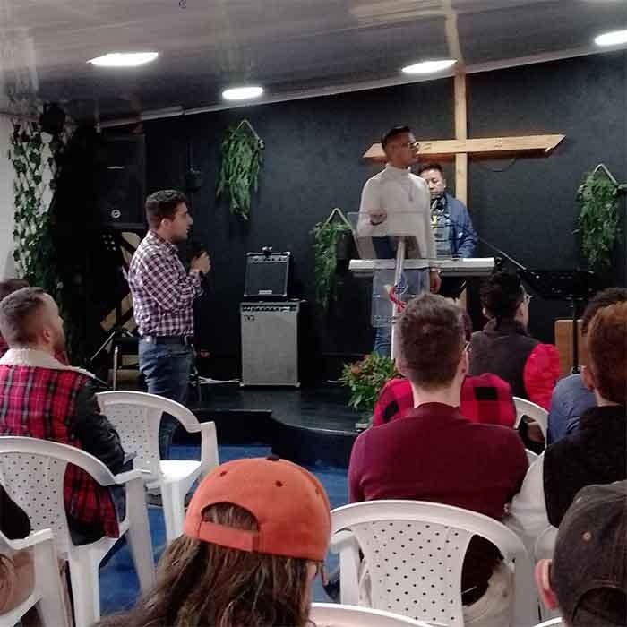  - La iglesia con pastores gays a la que pertenece el embajador de Trump en Colombia